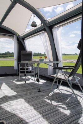 Giv din Dometic Grande 390 ekstra komfort med et Continental teltgulvtæppe.