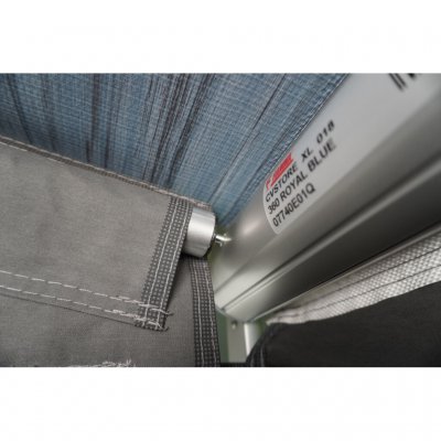 Sidevæggen kommer med en arm/spær, der strækker sig fra campingvognen til markisefronten.