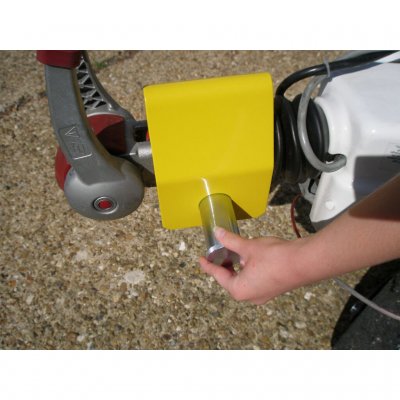 Indsæt stemplet i koblingslåsen.