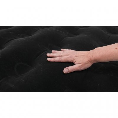 Den bløde velouroverside gør den meget behagelig at sove på.