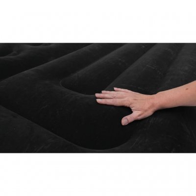 En velouroverside giver en behagelig følelse på luftmadrassen.