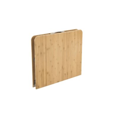 Campingbordet er foldet i midten og kan derefter bæres i det forsænkede håndtag.