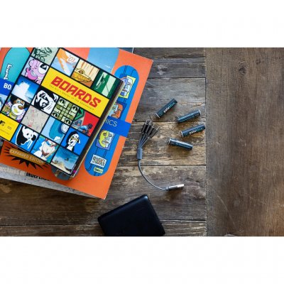 Batterierne er nemme at oplade med det medfølgende ladekabel.