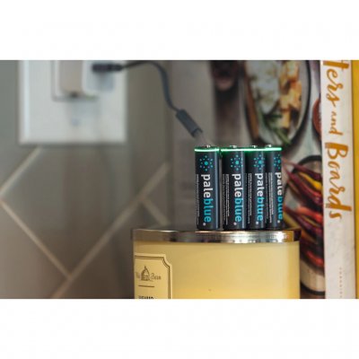 En ladeindikator lyser grønt, når batteriet er opladet.