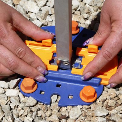 Tryk på låsen for at fastgøre pladen til forteltets ben.