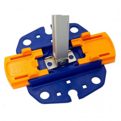 Markisens fod placeres i fastgørelsespladen og låses.