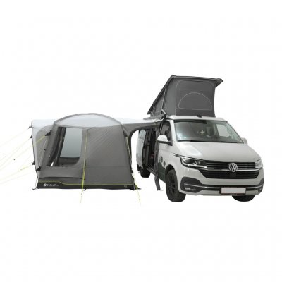 Outwell Pine Hills på siden af ​​bilen med lukket dør.