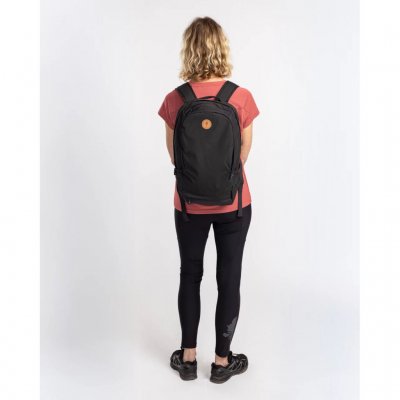 Fleksibel rygsæk med flere rum.