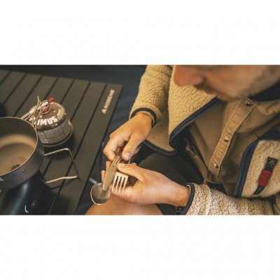 Sammenklappeligt lavt letvægtsbord til to til fire personer.