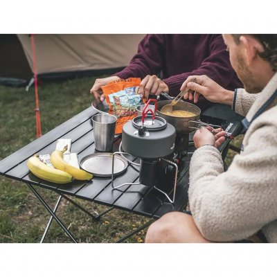 Lavt bord, der passer perfekt i det lille telt, på dagsture, til stranden eller på picnic, da det også er velegnet til at sidde