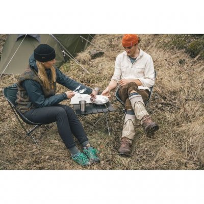Et lavt, sammenklappeligt bord fra Robens, der passer lige godt i teltet som til picnic og på stranden.
