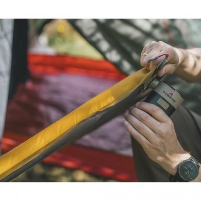 Robens Peak Valve-ventilen har et godt luftflow og en envejsventil, som gør det nemt at pumpe eller puste ekstra luft i for en f