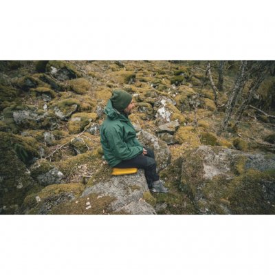 Let oppusteligt siddeunderlag til udendørsaktiviteter.