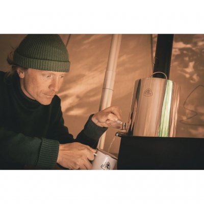 Vandbeholder/vandkedel med tappehane, der nemt fastgøres på ovnrøret.