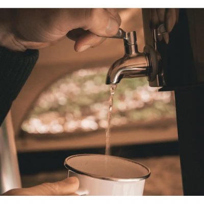 Vandbeholder/vandkedel med tappehane til teltovne