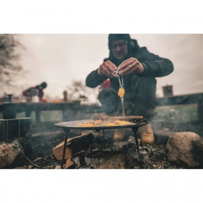 Stegepande i støbejern til tilberedning over åben ild.