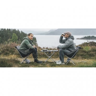 Lille og lavt bord med stålramme og kopholdere til to personer.