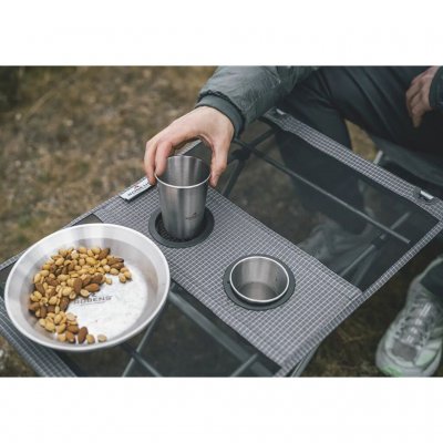 Bordet har to indbyggede kopholdere.