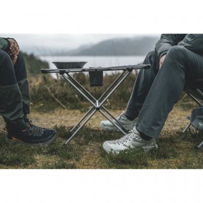 Bordet har to indbyggede kopholdere.