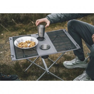 Lille og lavt bord med stålramme og bordplade i polyester og mesh.