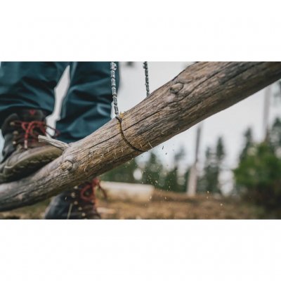 Kædesav med håndledsrem, der uden problemer klarer at save gennem tykkere grene og mindre træer.