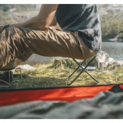 Lille og holdbar skammel, kan også bruges som fodskammel.