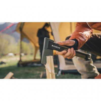 Kompakt vildmarksøkse med hoved i smedet kulstofstål.