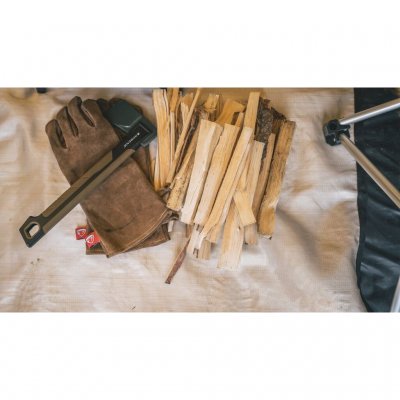 Vildmarksøkse fra Robens med blad i smedet kulstofstål og et solidt håndtag i glasfiberforstærket nylon.