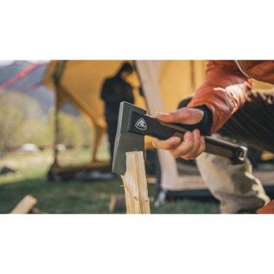 Kompakt vildmarksøkse med hoved i smedet kulstofstål.