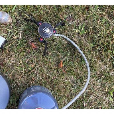 Med sine justerbare ben og grydestøtte er Robens Fire Beetle gaskøkken perfekt til ujævnt underlag.