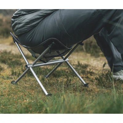 Let og pakkevenlig skammel med en siddehøjde på 32 cm.