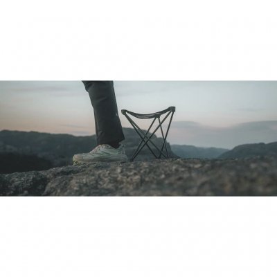 Ekstremt let og meget pakvenlig skammel med holdbar ramme og komfortabel siddeflade.