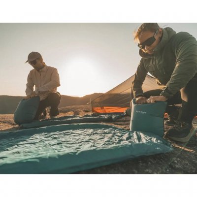 Liggeunderlaget pustes nemt op med den medfølgende pumpepose.