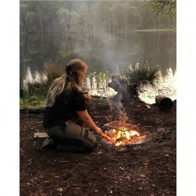 Let og kompakt grillrist i rustfrit stål til åben ild eller glødebund.