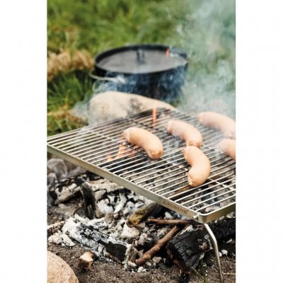 Robens Lassen L er en let og kompakt grillrist med sammenklappelige ben, der giver en god pakkestørrelse.