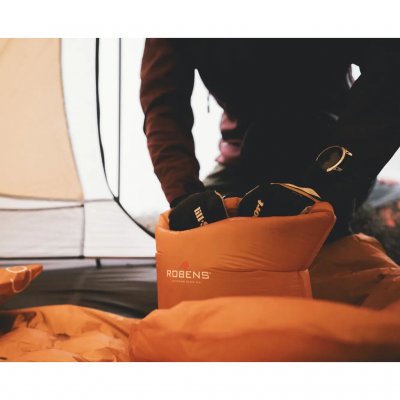 Liggeunderlaget pustes nemt op med den medfølgende pumpepose.