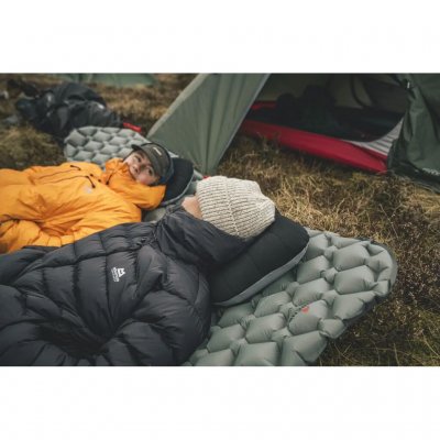 Robens Mountain Pillow støtter naturligt dit hoved, din nakke og dine skuldre med sin ergonomiske form for en behagelig søvn.