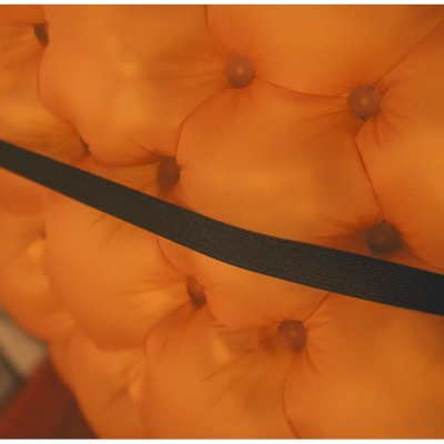 Elastisk strop til at fastgøre puden på liggeunderlaget