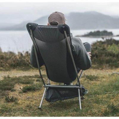 Komfortabel campingstol med høj ryg.