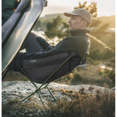 Kompakt campingstol med ekstra bred siddeflade. Netpaneler sikrer god ventilation.
