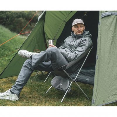 Let stol med høj siddehøjde, til camping og friluftsliv.