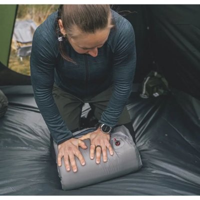 Pålideligt liggeunderlag med kompakt pakkestørrelse og slidstærkt materiale.