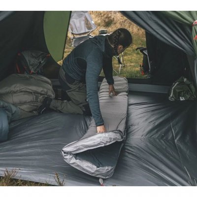 Et tykt og langt liggeunderlag fra Robens, som trods sin størrelse har en kompakt pakkestørrelse og lav vægt.