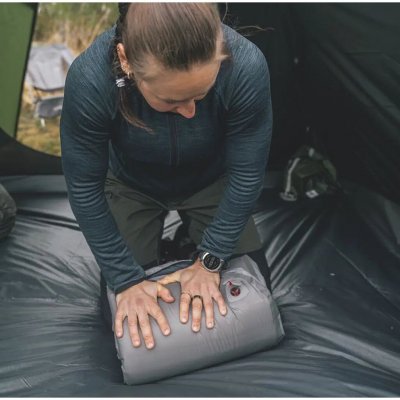 Pålideligt 6 cm tykt liggeunderlag med lille pakkestørrelse og slidstærkt materiale.