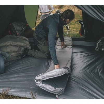 På trods af sin størrelse har liggeunderlaget en lille pakkestørrelse og lav vægt. Bæretaske medfølger.