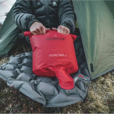 15 liters drybag, der hurtigt og nemt puster et oppusteligt liggeunderlag op uden at tilføre fugt.