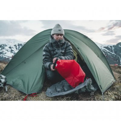 Drybag, der også kan bruges som pumpe til oppustelige liggeunderlag.