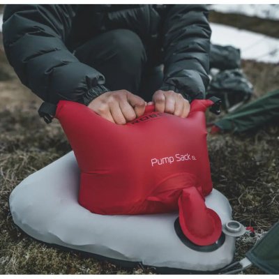 Robens pumpsæk 25L har et ekstra langt mundstykke, som gør den nem at bruge.