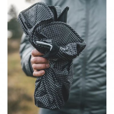 Stolen fylder lidt, når den er foldet sammen.