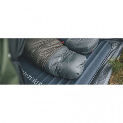 Soveposens fodende har hajfinnedesign (formet efter fødderne).